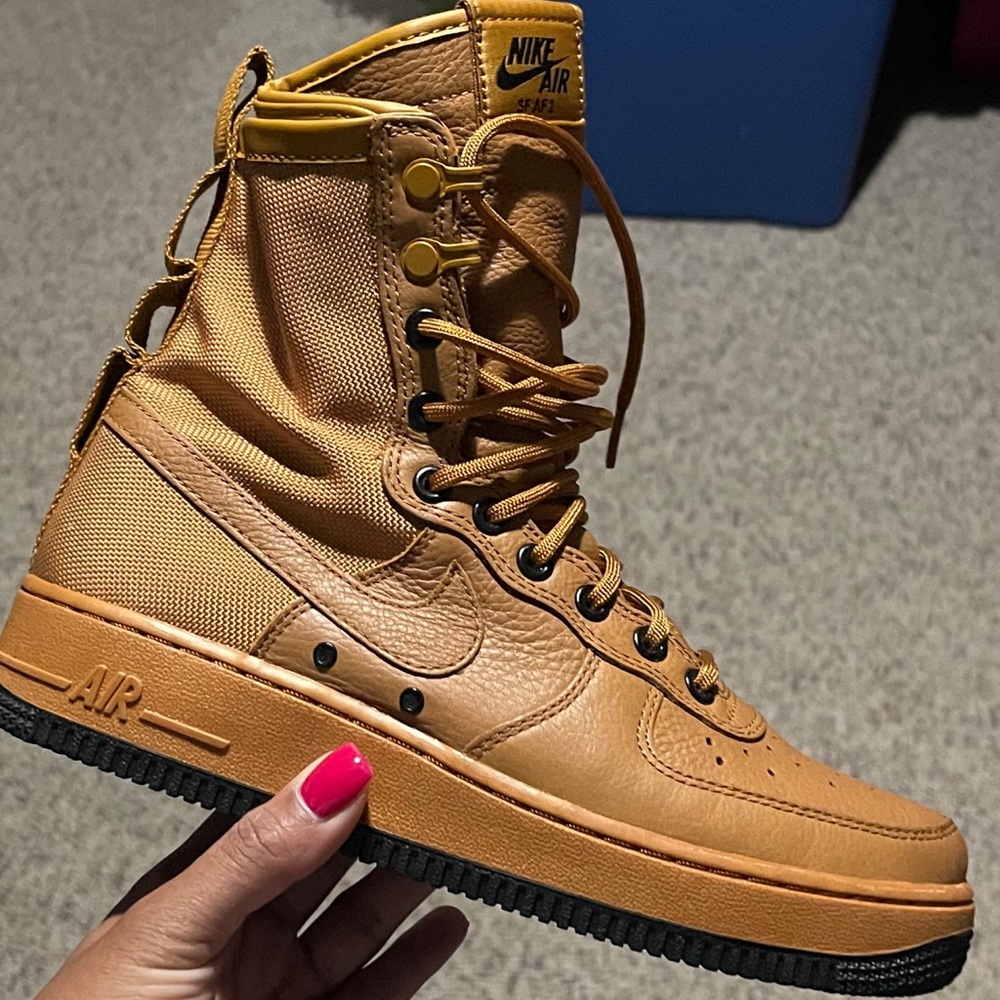 Extra high top exclusive air forces size 8.5 womens. Worn once - Picture 1 of 1